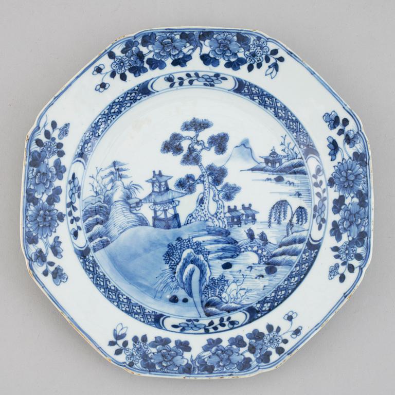 TALLRIKAR, 16 st, kompaniporslin. Qingdynastin, 1700-tal.