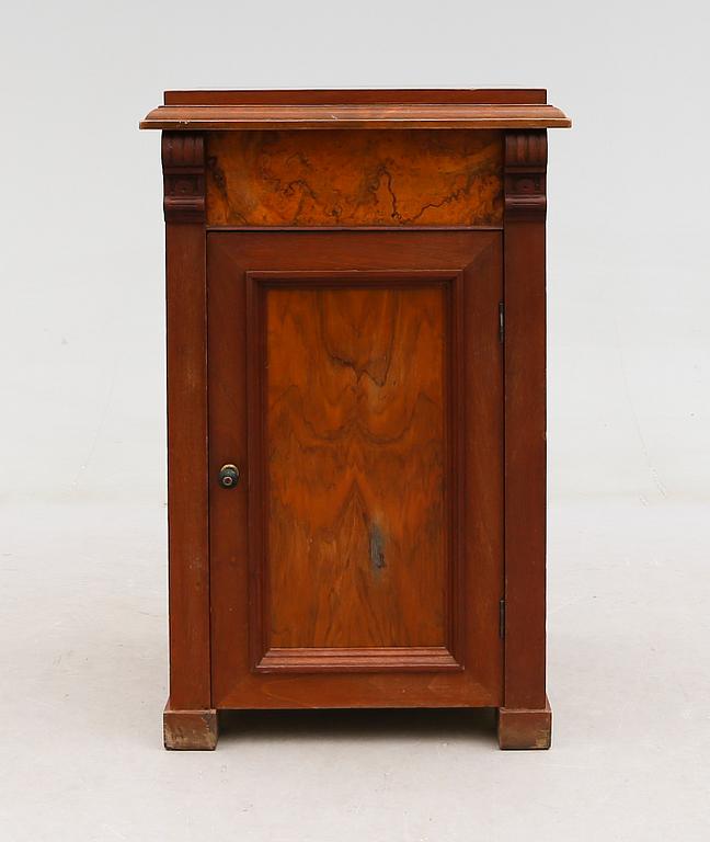 KOMMOD, omkring år 1900.