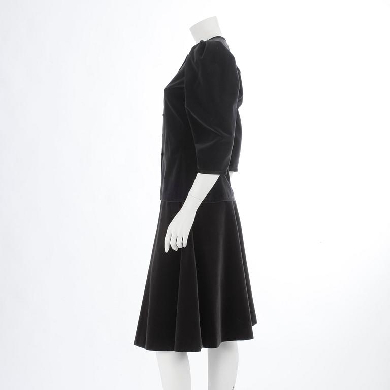 YVES SAINT LAURENT, grey two-piece costume consisting of jacket and skirt from the russian collection. Size 38.