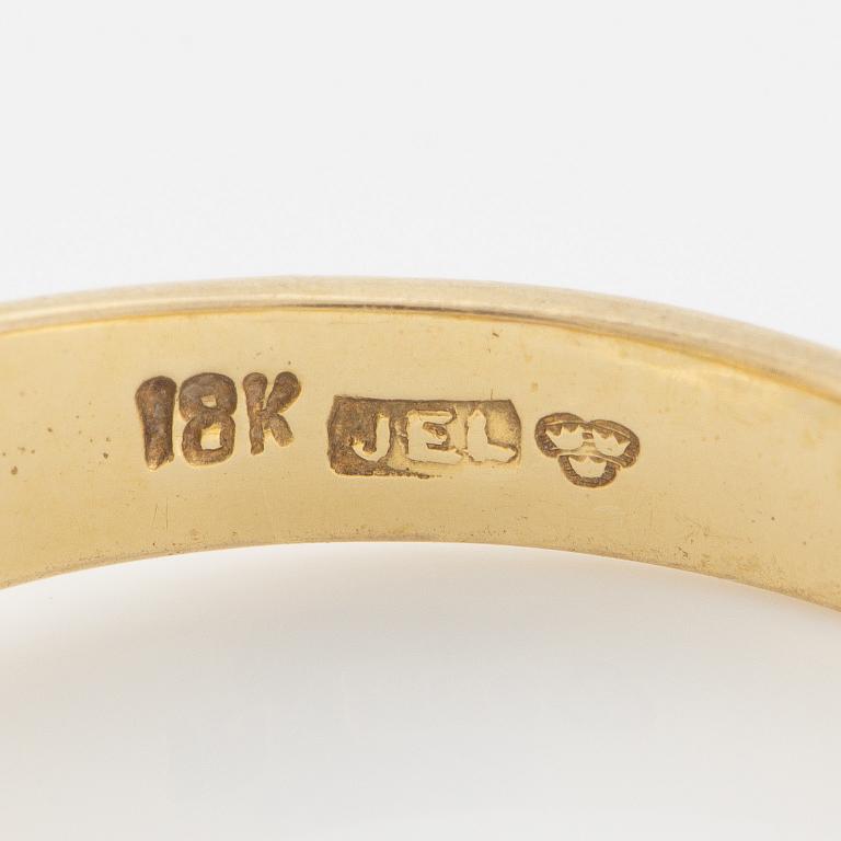 Ring 18K guld med rubin, safir och smaragd och briljantslipade diamanter.