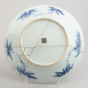 A pair of large blue and white serving dishes, late Qing dynasty/circa 1900.