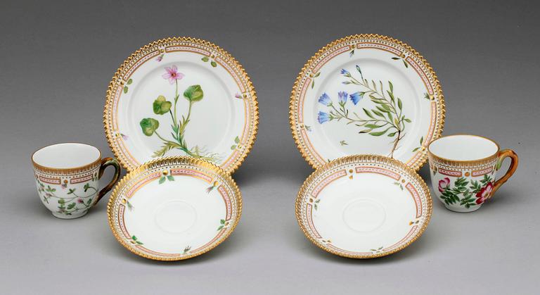 KAFFEKOPPAR MED FAT samt FAT, 4 delar, porslin, "Flora Danica", Royal Copenhagen, Danmark, 1900-tal.