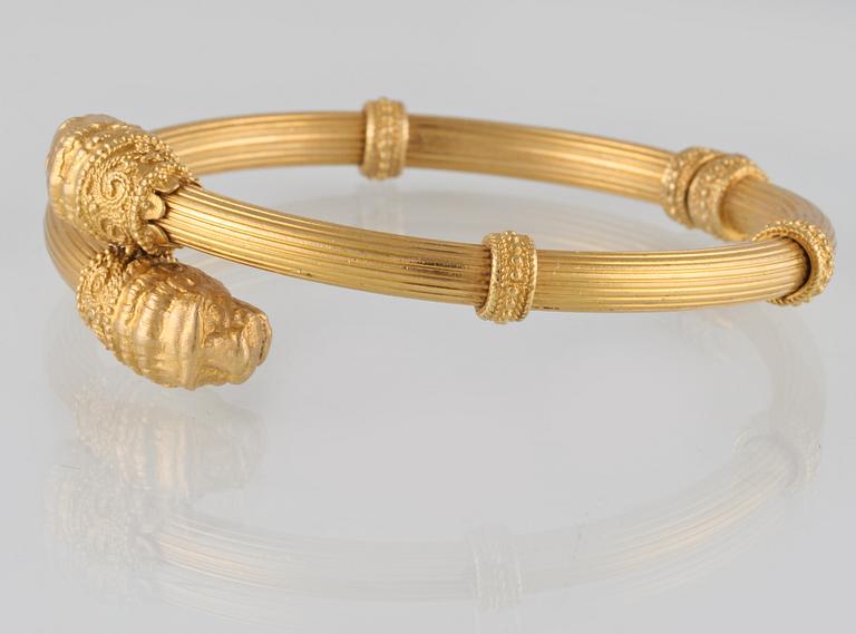 ARMRING, 18K guld. Vikt 45,6 gram.