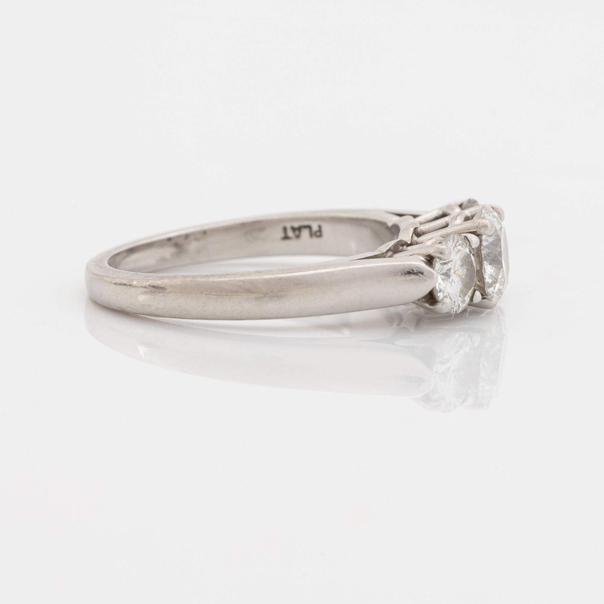 Trestensring, platina, med briljantslipade diamanter, med GIA dossier ...