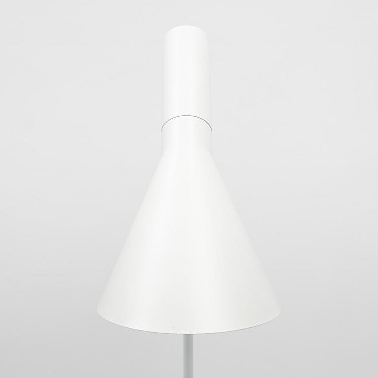 Arne Jacobsen, golvlampa, "AJ", Louis Poulsen, Danmark.