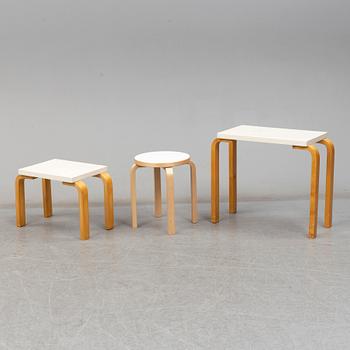 ALVAR AALTO, 2 st bord samt 1 pall, Artek, 1900-talets slut.