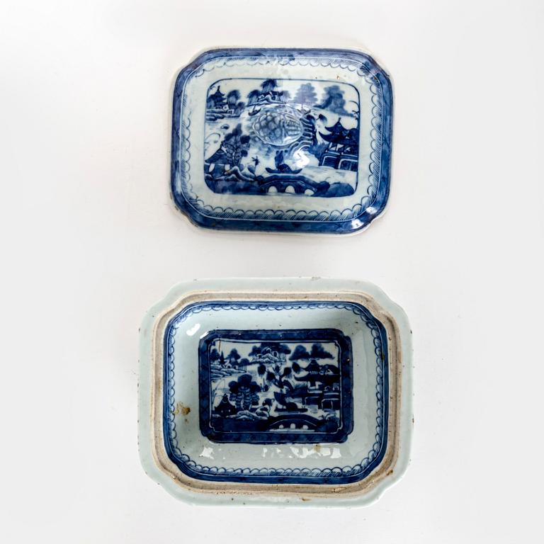 A Chinese  around 1800 porcelain serving dish with lid.