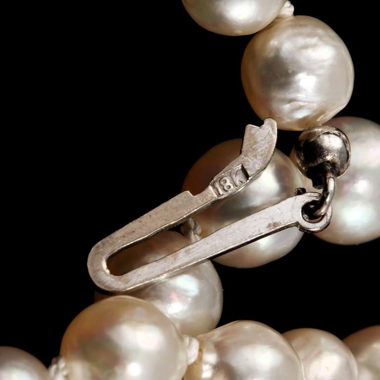 PÄRLCOLLIER, odlade pärlor med lås i 18k vitguld med 10 odlade pärlor och fasettslipad blå safir.