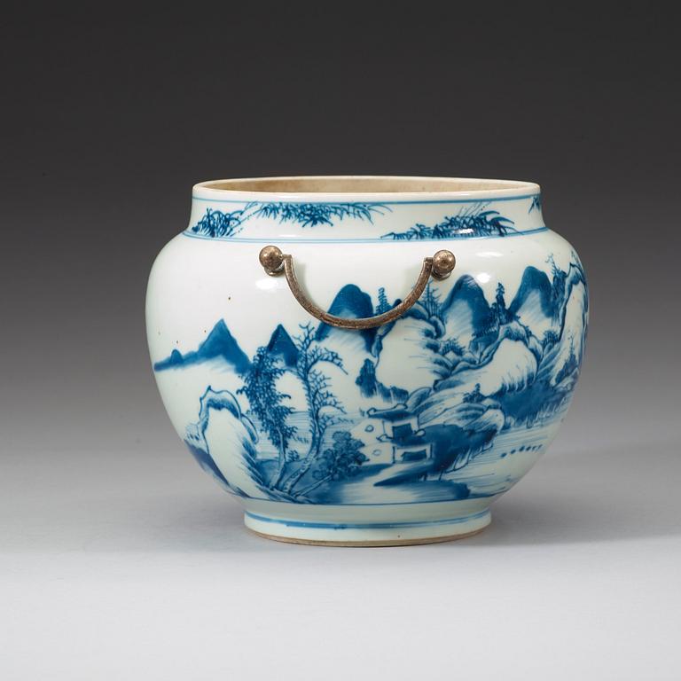 A blue and white pot, Qing dynasty, 19th century.