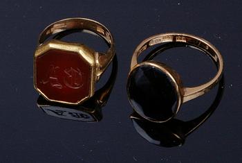 RINGAR, 2 st, 18 K guld samt karneol och svart onyx, 1921-64. Ca 12 g.