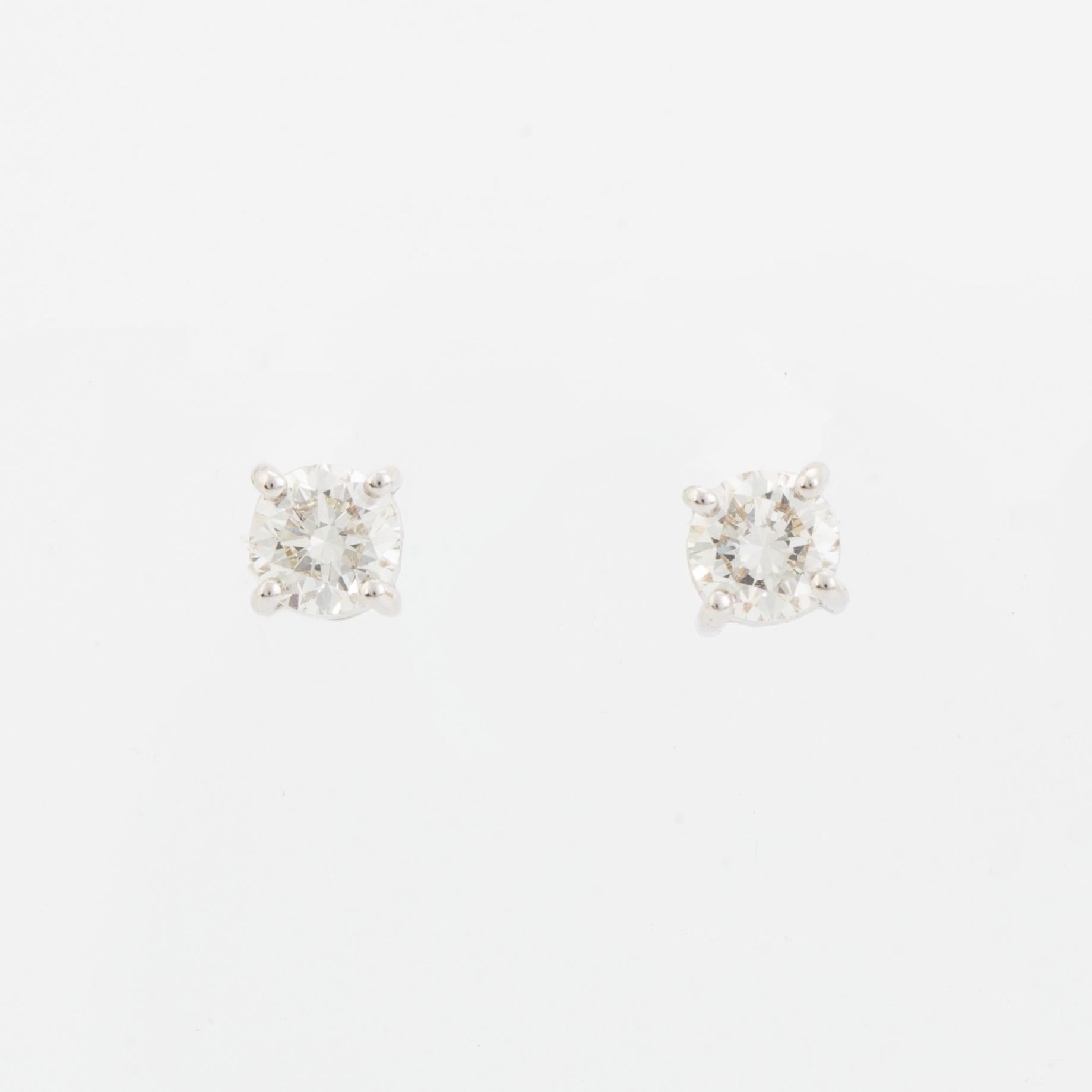 Örhängen med briljantslipade diamanter, med IGI report.