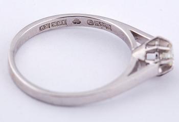 RING, 18 k vitguld med briljantslipad diamant, ca 0.16 ct. Örns, Göteborg, 1996. Vikt ca 2,5 g.