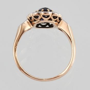 RING, 18K guld med ovalslipad blå safir samt 14 briljantslipade diamanter, importstämplad. Vikt 4,4 gram.