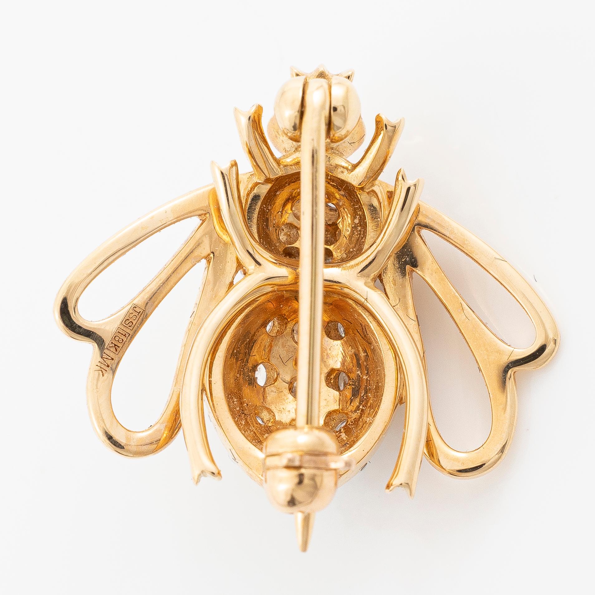 Brosch, Jarl Sandin/ Mary Kay, i form av bi, 18K guld med briljantslipade diamanter.