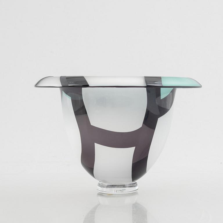 Klas-Göran Tinbäck, a glass bowl, made in his own studio in 1989.