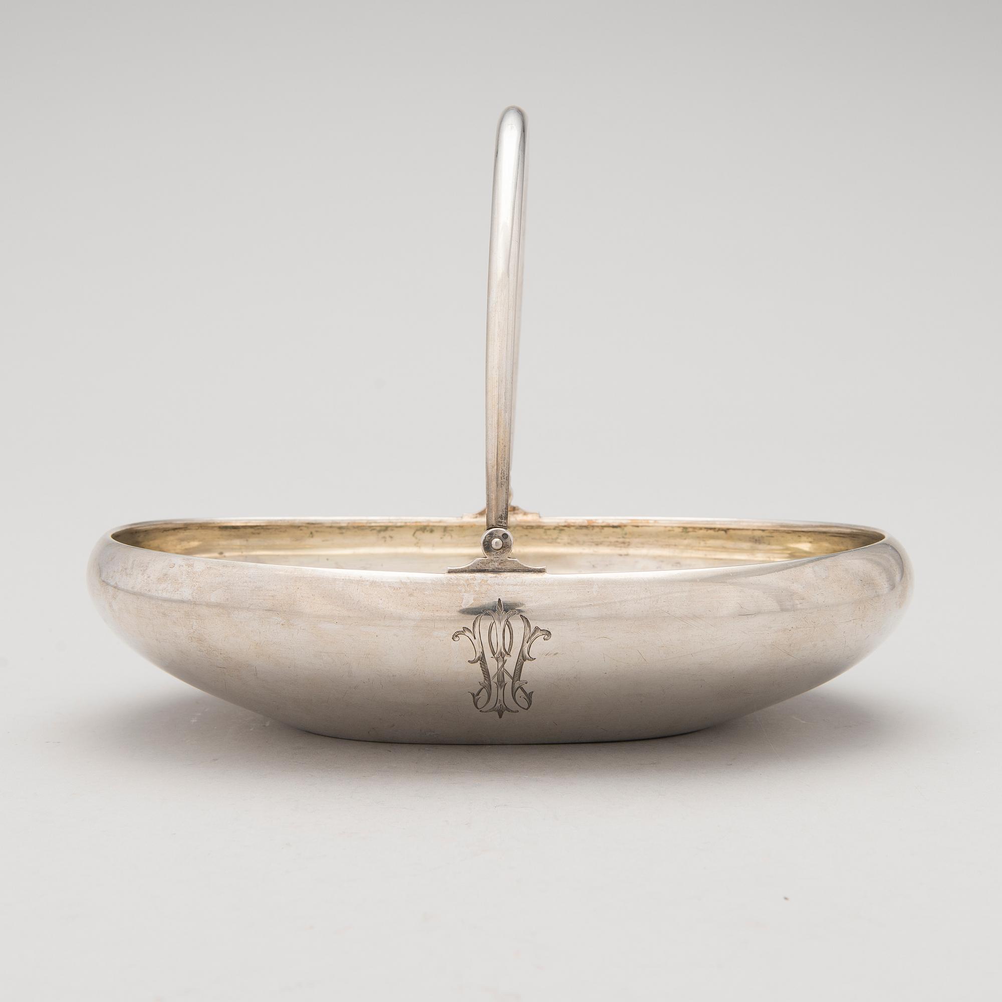 A bread basket in silver, assay master Yakov Nicholayevich Lyapunov Saint Petersburg (1898-1903) and mark of AM.