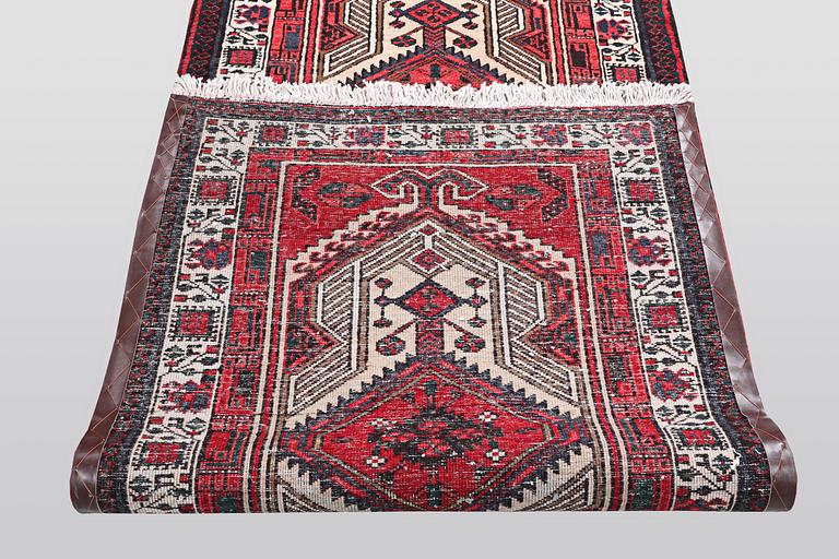 A runner, Sarab, ca 348 x 104 cm.