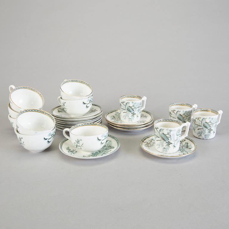 KAFFEKOPPAR MED FAT, 8 st och MOCKAKOPPAR MED FAT, 4 st, porslin. Wexiö Guld, Gustavsberg. I produktion 1892-1939.