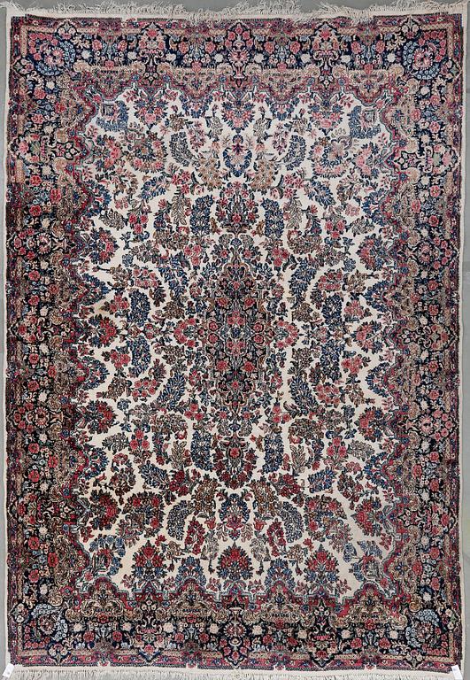 MATTA, old/semiantik Kirman. Ca 372x280 cm.