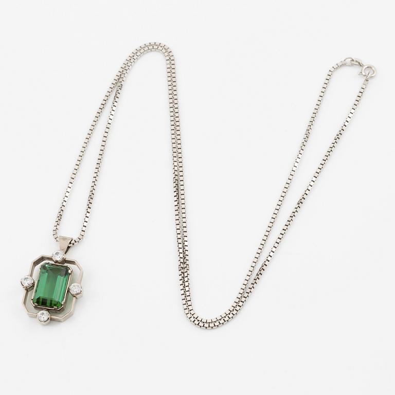 A pendant in 18K white gold with a faceted tourmaline.