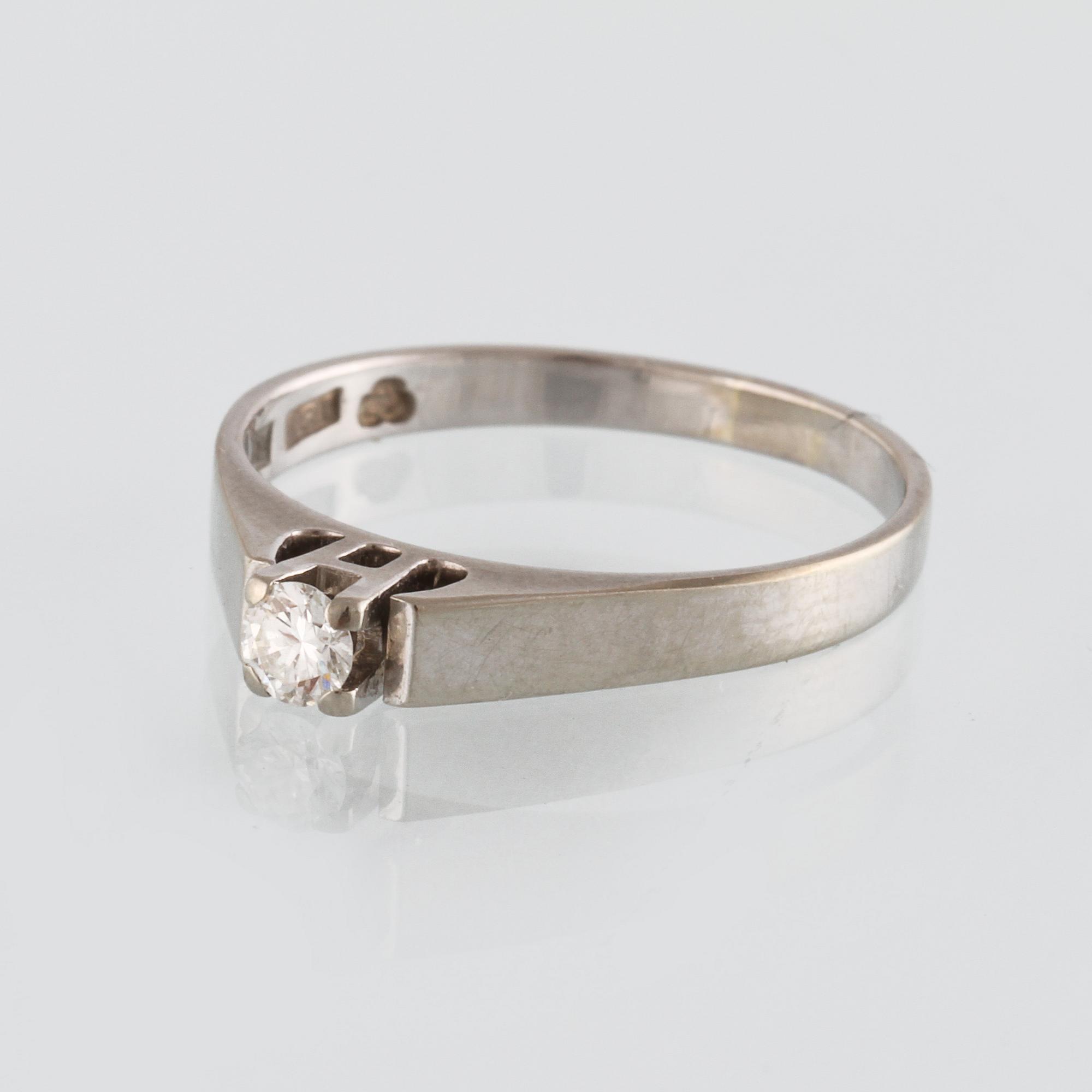 RING, 18K vitguld med briljantsliapad diamant 0.12 ct, Gustav Dahlgren & Co, Malmö, 1969. Vikt 2,7 gram.