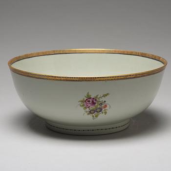 A pair of famille rose punch bowls, Qing dynasty, 18th Century.