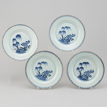 TALLRIKAR, fyra stycken, kompaniporslin. Qingdynastin, Qianlong (1736-95).