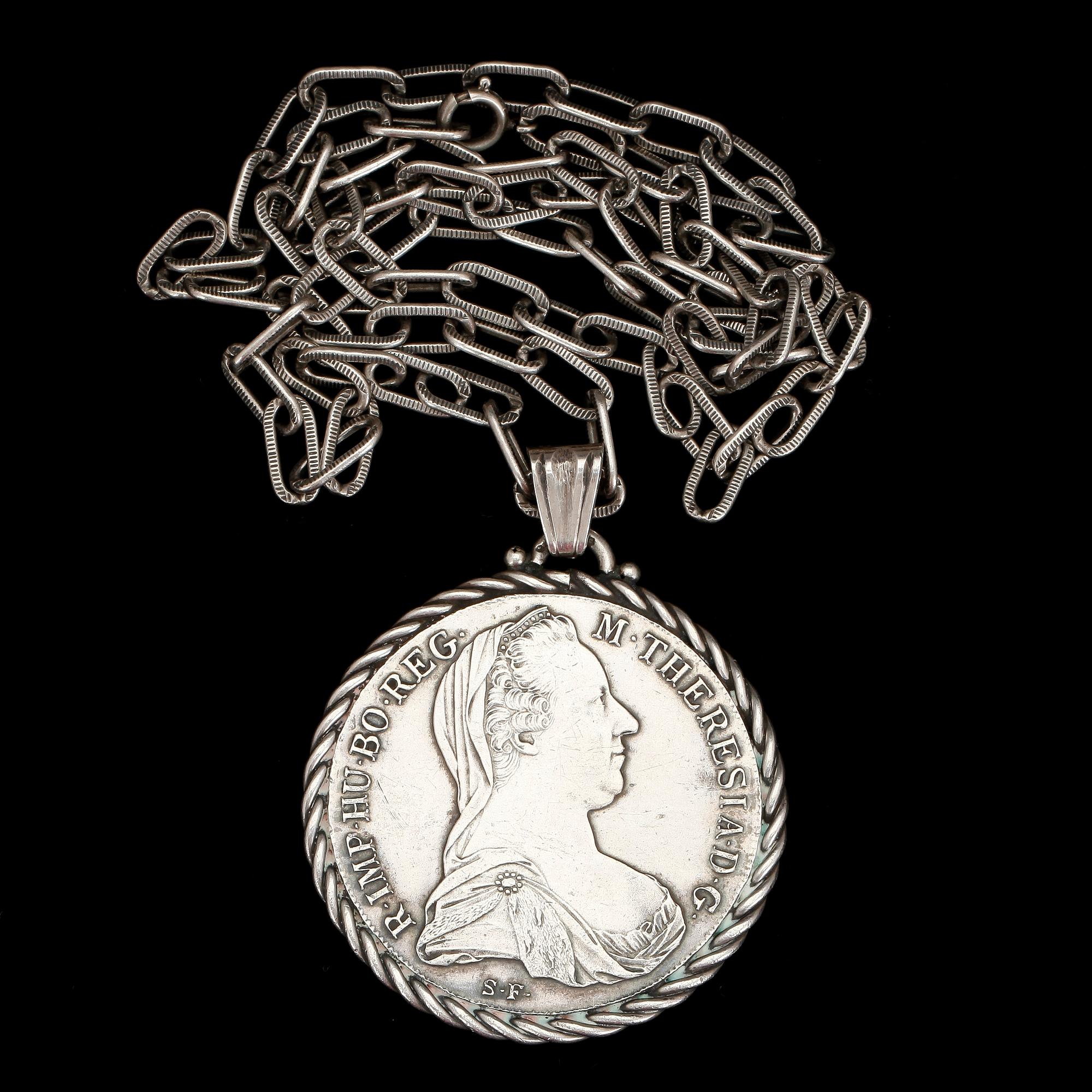 HÄNGE MED MYNT, silver, Österrike-Ungern, 1780, vikt 36 gram.