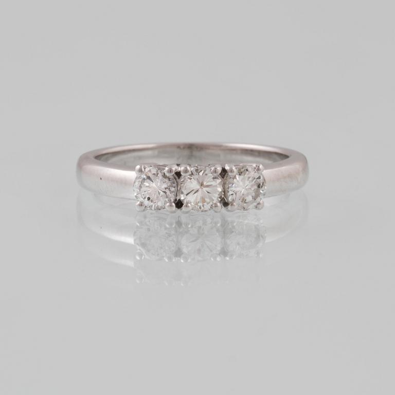 RING, 18K vitguld med 3 briljantslipade diamanter ca 0.82 ct, Milano, Italien. Vikt.