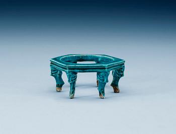 1784. A turquoise qlazed octagonal biscuit stand, Qing dynasty, Kangxi (1662-1722).