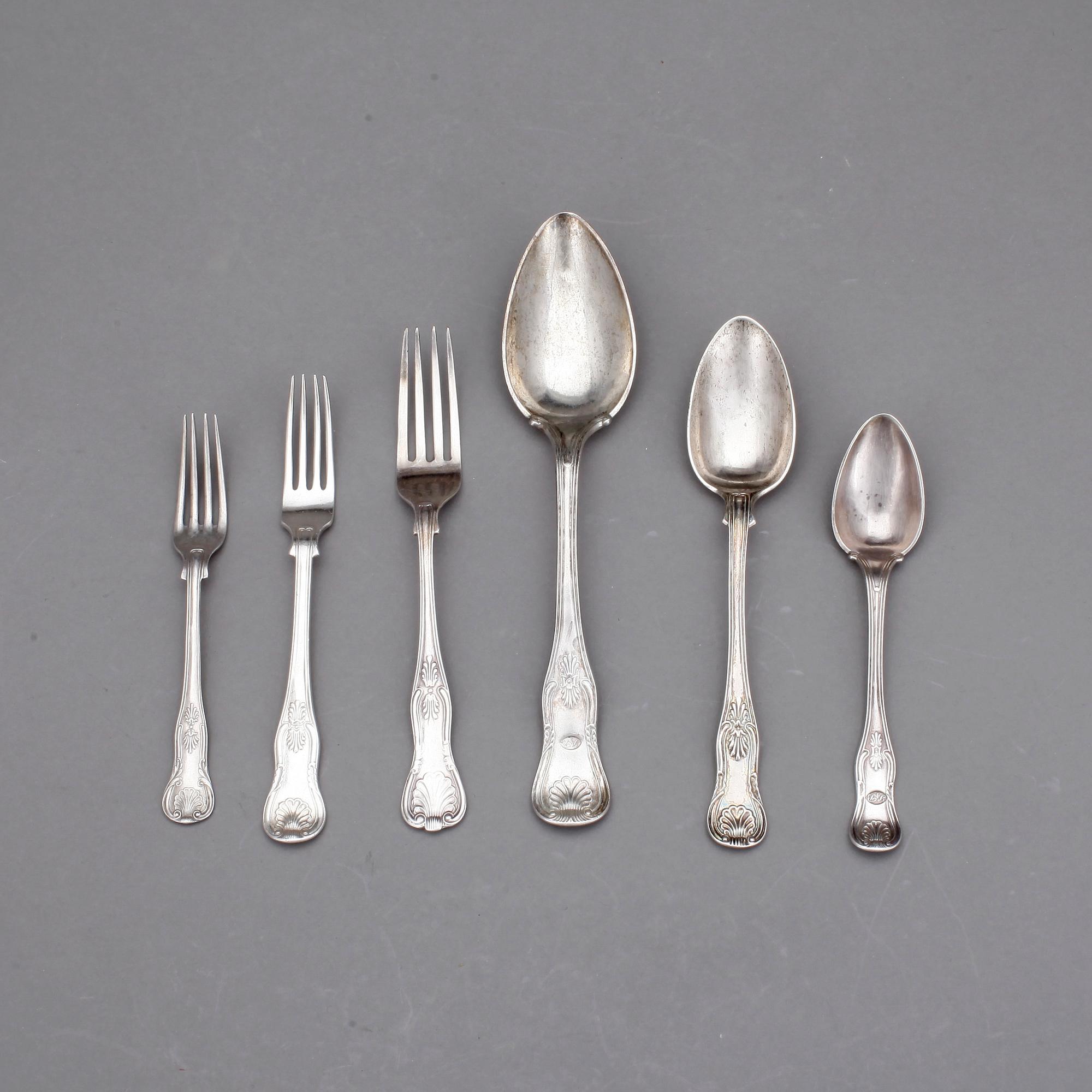 BESTICKSERVIS, 52 delar, "Engelsk snäck", bland annat CG Hallberg, Stockholm, 1917. Vikt ca 1664g.