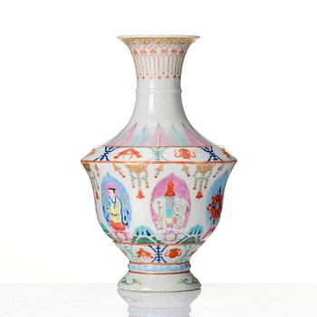 A famille rose barragon tumed vase, late Qingdynasti/Republic.