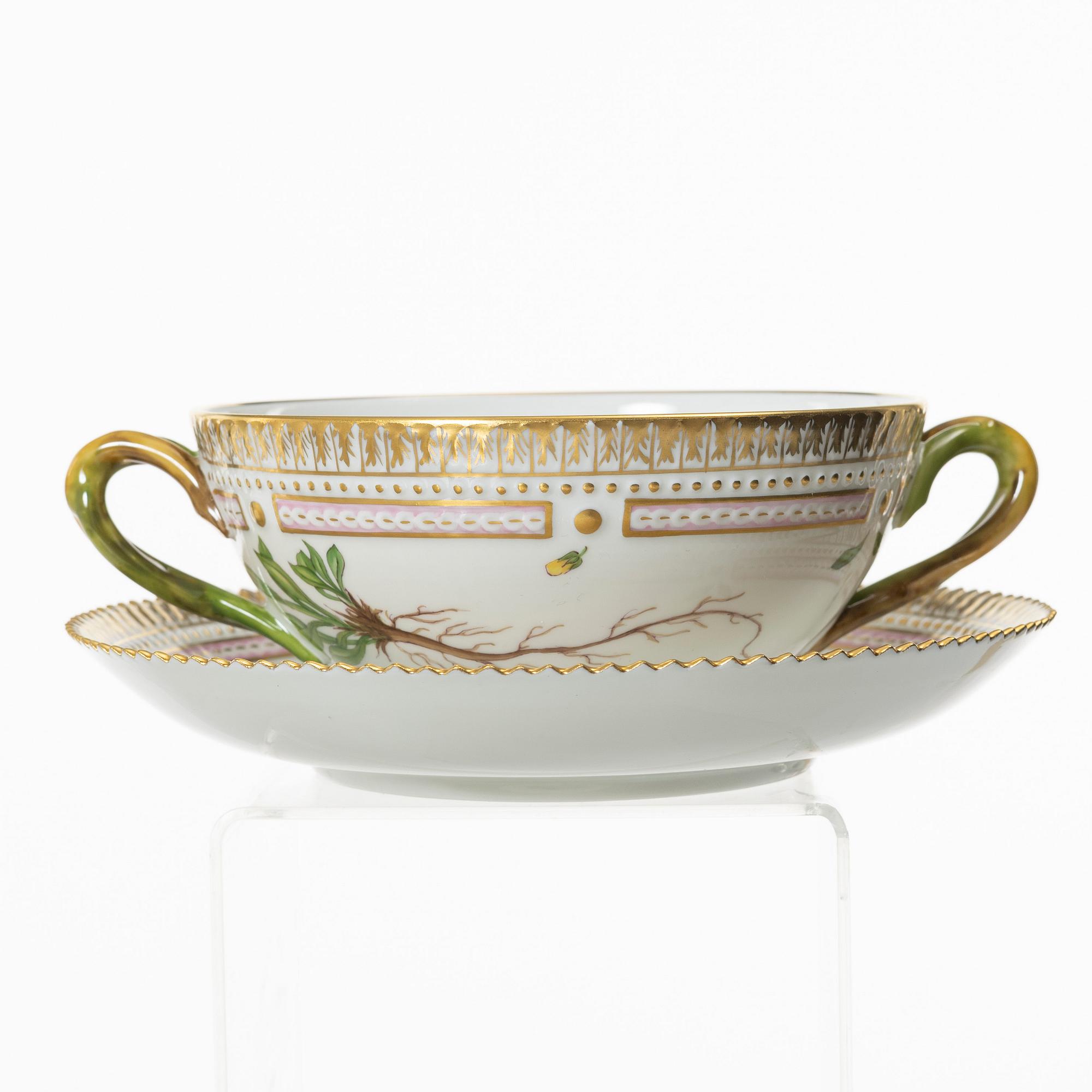 Buljongkoppar med fat, sex stycken, porslin. Royal Copenhagen, 'Flora Danica', Danmark, 1900-tal.