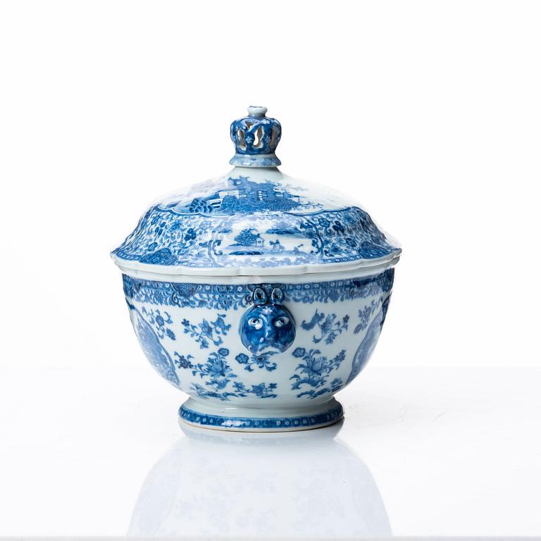 A blue and white tureen with cover, Qing dynasty, Qianlong (1736-95).