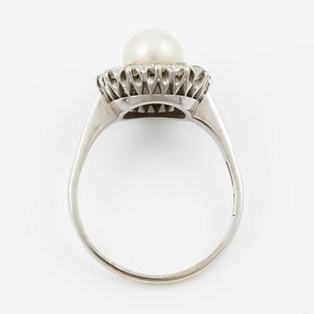 Ring in 18K white gold with a cultured pearl and old-cut diamonds.