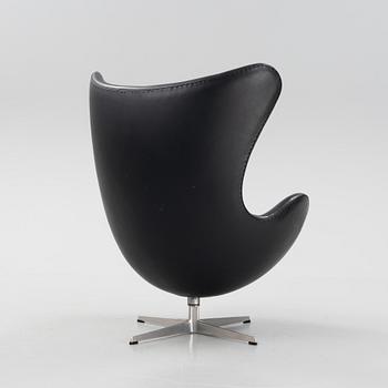 Arne Jacobsen, a black leather 'Egg' lounge chair from Fritz Hansen, Denmark.