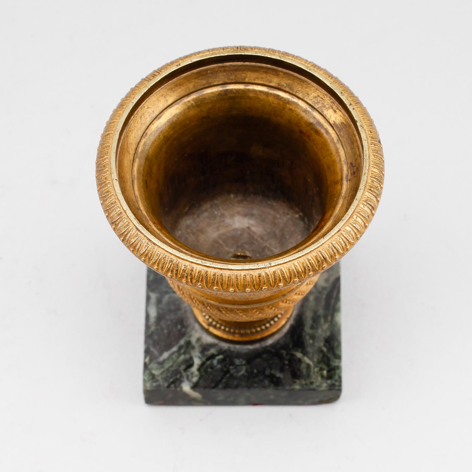 URNA, förgylld brons, empire, 1800-talets första hälft.
