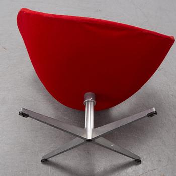 A 'Swan' chair by Arne Jacobsen for Fritz Hansen, designed 1958.