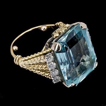 A step cut aquamarine and brilliant cut diamond ring, tot. app. 0.70 cts.