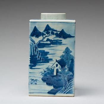 A large blue and white tea jar, Qing dynasty, 19th Century.