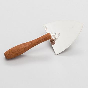 Pekka Piekäinen, A sterling silver cake server with a wood handle. Platinoro, Turku 2009.