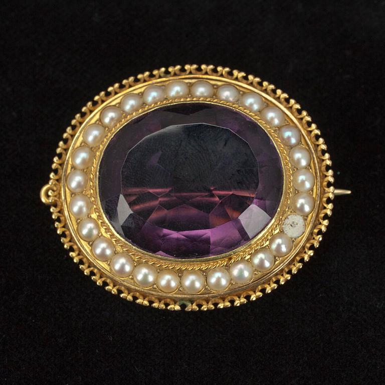 SMYCESUPPSÄTTNING, 3 delar. Låghaltigt guld, ametistfärgade stenar. Troligen Ryssland sent 1800-tal.