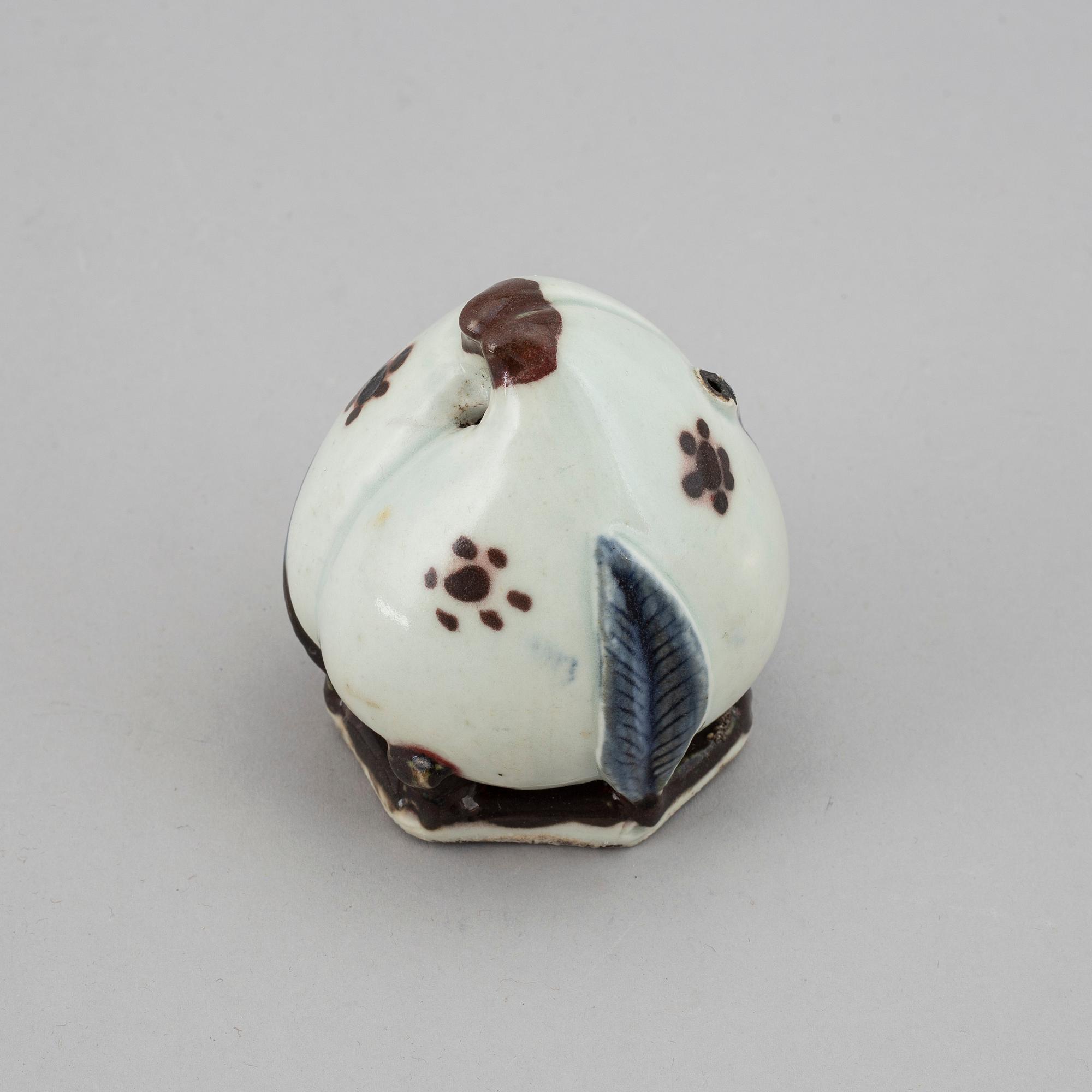 A blue and white and copper red decorated water dropper, 19th/20th century.
