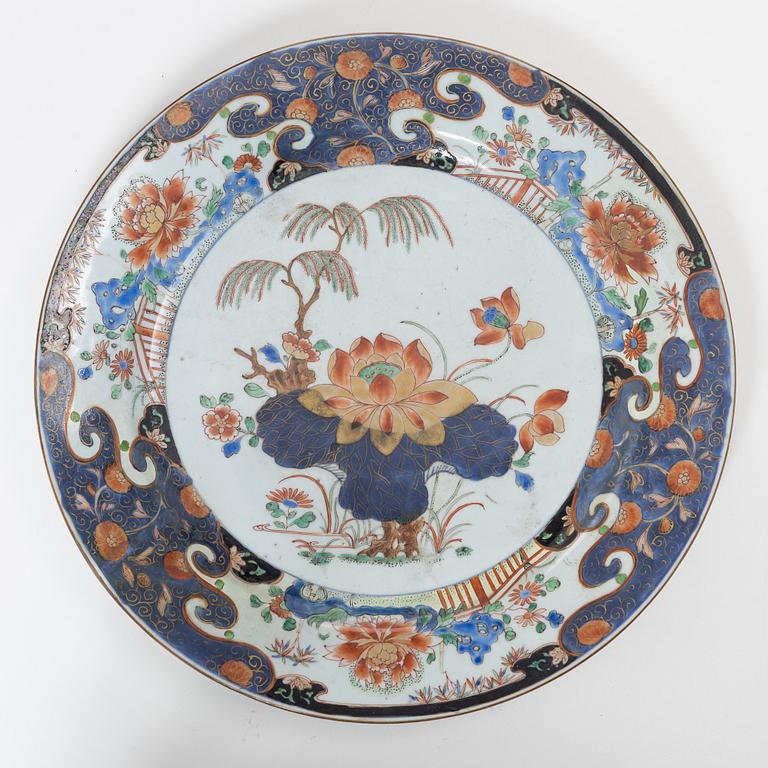 Praktfat, porslin, Kina, Qingdynastin, Kangxi (1662-1722).