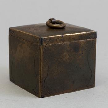 AN 18TH CENTURY BRASS SAND SHAKER.