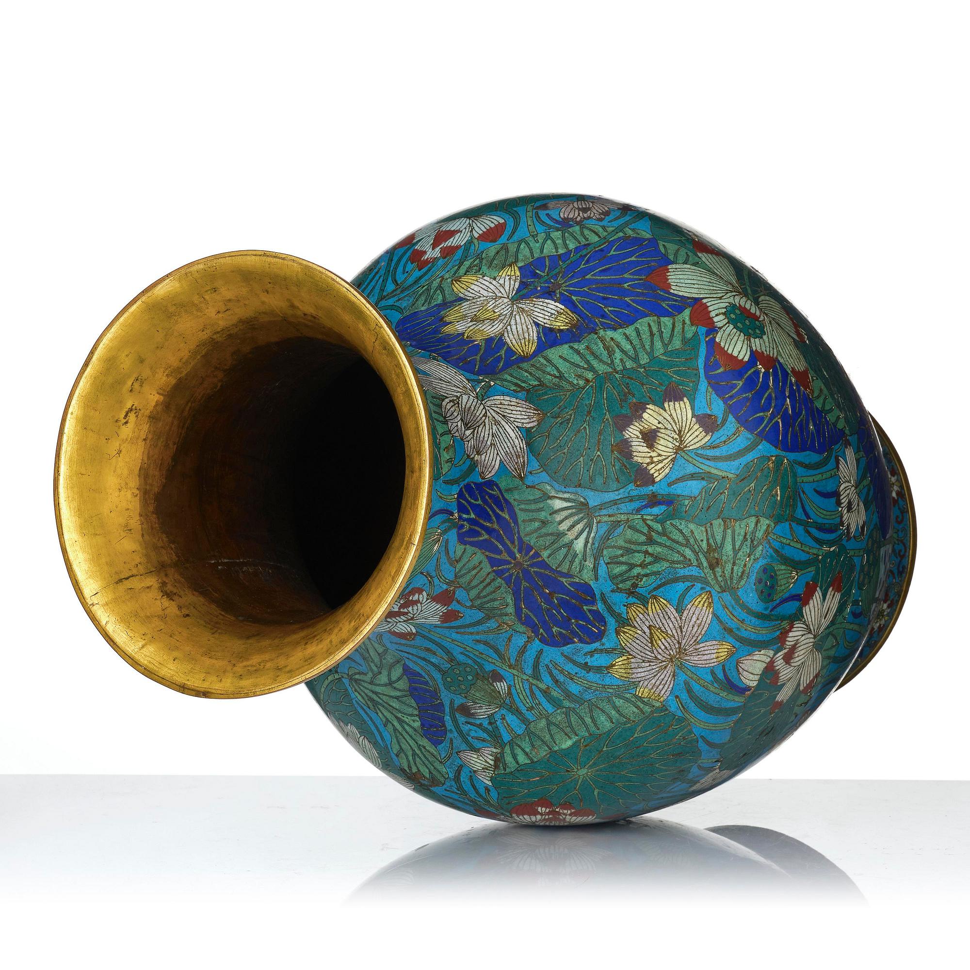 Praktvas, cloisonné. Qingdynastin, omkring 1800.