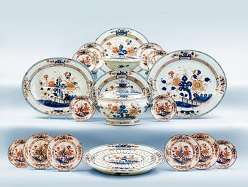 A part imari dinner service, Qing dynasty, 18th Century. (22 pieces).