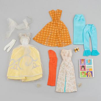 Kläduppsättningar, Barbie, 3 st, bl a "Barbie Dinner at eight 946" & "Barbie Evening Gala 1660", Mattel, 1960-tal.