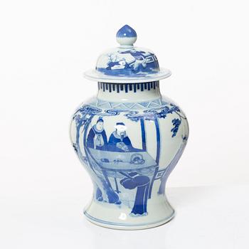 A blue and white jar with cover, late Qing dynsty, circa 1900.