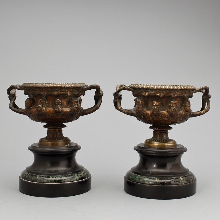 PRYDNADSURNOR, ett par, brons, marmor. Efter "The Warwick vase". Sent 1800-tal.
